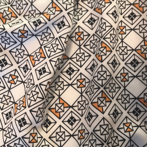 🔥 3 for $30 🔥H&M mini skirt with geo print - Picture 4 of 4